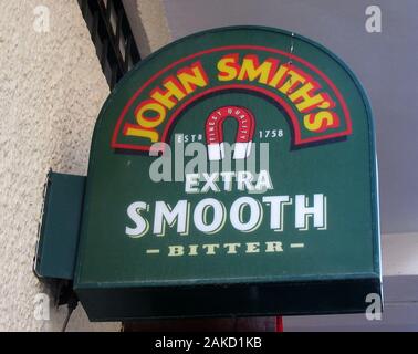 Torremolinos, Spanien. 8 Jan, 2020. John Smiths Extra Smooth Bitter Bier Schild vor einer Bar in Costa del Sol. Credit: Keith Mayhew/SOPA Images/ZUMA Draht/Alamy leben Nachrichten Stockfoto