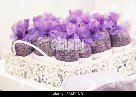 Aromatherapie Lavendel riechen. Lila Schmuck lila Beutel mit Lavendel im Inneren. Stockfoto