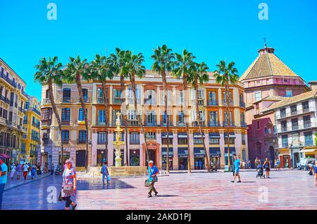 MALAGA, SPANIEN - 26. SEPTEMBER 2019: Plaza de la Constitucion (Platz der Verfassung) ist eines der wichtigsten Wahrzeichen der Stadt mit schönen klassischen Bauten Stockfoto