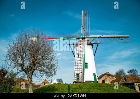 Schöne Nahaufnahme von traditionellen alten Windmühle vor einem blauen Himmel mit Wolken im Sommer Stockfoto