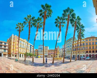 MALAGA, SPANIEN - 26. SEPTEMBER 2019: Der Blick auf die Plaza de la Constitucion (Platz der Verfassung) hinter der Linie von hohen Palmen, am 26. September in Stockfoto