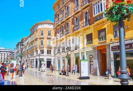 MALAGA, SPANIEN - 26. SEPTEMBER 2019: Calle Larios Straßenbild mit Menschenmenge, moderne Geschäfte, Boutiquen und Cafés, am 26. September in Malaga Stockfoto