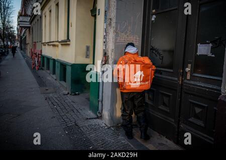 Berlin, Deutschland. 01 Jan, 2020. Ein Fahrrad Kurier der Online Food Delivery Service' Lieferando' mit einer vorderen Tür steht in Kreuzberg. Quelle: Michael Kappeler/dpa/Alamy leben Nachrichten Stockfoto