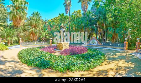 MALAGA, SPANIEN - 26. SEPTEMBER 2019: Panorama der andalusischen Hof mit Verdiales festival Fiestero Sängerin und Musikerin Statue in Malaga Park, auf Stockfoto