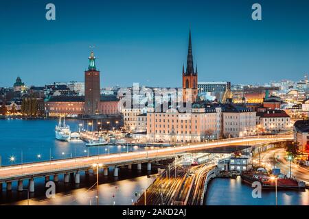 Panoramablick über die Innenstadt von Stockholm mit berühmten Riddarholmen in Gamla Stan im wunderschönen Dämmerung, Södermalm, Stockholm, Schweden Stockfoto