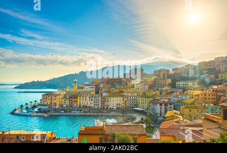 Porto Santo Stefano Dorf, Kirche und Burg Luftbild, italienische Reiseziel. Monte Argentario, Toskana, Italien. Stockfoto