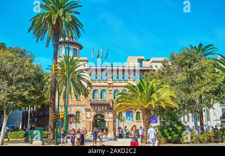 MALAGA, SPANIEN - 26. SEPTEMBER 2019: Die Fassade der Universität Malaga mit üppigen Palmen im Vordergrund, am 26. September in Malaga Stockfoto