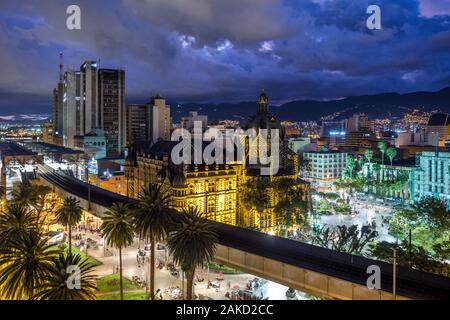 Plaza Botero Square in der Dämmerung in Medellin, Kolumbien. Stockfoto