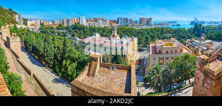 Panorama von der Alcazaba Malaga Festung mit Blick auf die Universität, Rathaus, City Park, den Jachthafen und den Hafen, Malaga, Spanien Stockfoto