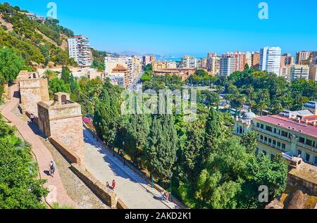 MALAGA, SPANIEN - 26. SEPTEMBER 2019: Festung Alcazaba dient Aussichtspunkt, mit Blick auf die modernen Hochhäuser, Gärten und Mittelmeerküste auf backgro Stockfoto
