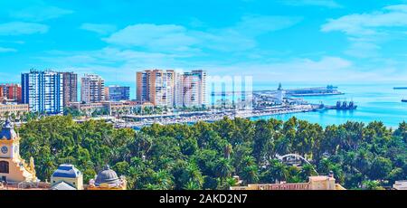 Panorama der grünen Küste von Malaga Alcazaba Festung - üppigen Palmengarten erstreckt sich entlang der Küste und der Hafen mit Leuchtturm ist auf der Rückseite gesehen Stockfoto