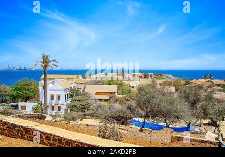 Blick auf die historische Stadt auf der Insel in Afrika. Es ist eine kleine Insel Goree in der Nähe von Dakar, Senegal. Es war die größte Slave Trade Center auf dem Afrikanischen Stockfoto