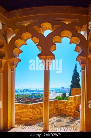 Die Aussicht auf der Terrasse der Festung Alcazaba durch die geschnitzten Stein Pass im Korridor der Nasriden (Palacio Nazari) Palast, Malaga, Spanien Stockfoto