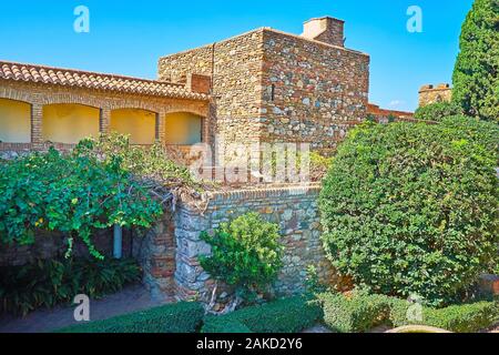 Der Garten und die Terrasse de la Surtidores (Wasserstrahlen) der historischen Festung Alcazaba von Málaga, Spanien Stockfoto