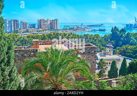 Die Aussichtsplattform im Garten der Nasriden Palast mit Blick auf die Türme der Festung Alcazaba, Scenic Malaga Park und Hafen mit Leuchtturm, Spanien Stockfoto