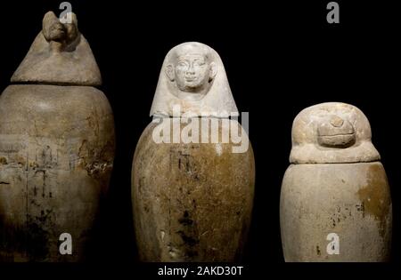 Marmor Kanopen von den alten Ägyptern verwendet. Über schwarz isoliert. Bauer Sammlung Stockfoto