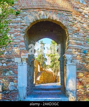 Die durch den Stein-brick Gate der Spalten (Puerta de Las Columnas), mit Ruinen von Marmor weiß geschnitzten Säulen geschmückt, haltbar, da die Ro Stockfoto