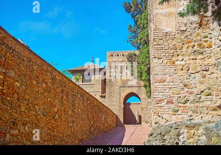 Historische Festung Alcazaba mit erhaltenen Stadtmauern, Türme und Tore, mit zerstörten römischen Säulen und Hufeisenbögen, beliebt in Maurischen Isl eingerichtet Stockfoto