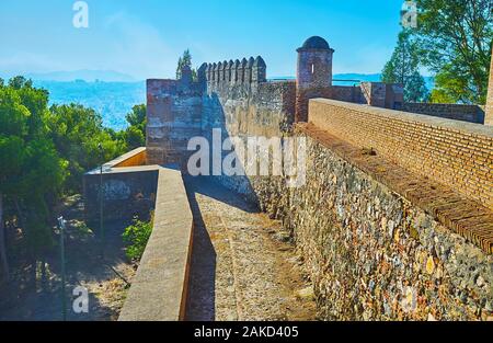 Spaziergang entlang der riesigen Mauern der mittelalterlichen Burg Gibralfaro - einer der wichtigsten Sehenswürdigkeiten der Stadt, Malaga, Spanien Stockfoto