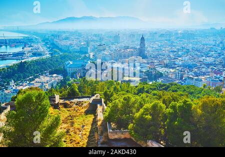 Ansicht von oben an dunstigen Malaga Stadt und die Berge von der Mauer der Burg Gibralfaro, Spanien Stockfoto