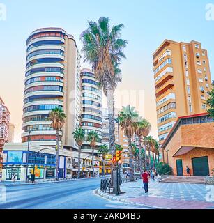 MALAGA, SPANIEN - 26. SEPTEMBER 2019: Die modernen Hochhäuser mit Geschäften und Cafes auf dem Boden Fußböden in Strand Malagueta Nachbarschaft, am 26. September in M Stockfoto