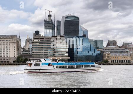Eine Bootsfahrt "London Eye River Cruise Boot auf der Themse mit Passagieren an Bord auf einer Sightseeing Tour, London, UK Stockfoto