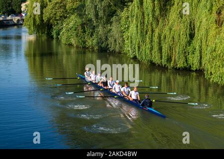 Acht Mannschaft Ruderboot mit Männern und Frauen Rudern auf dem Fluss Cam an einem sonnigen Tag Sommer, Cambridge Stockfoto