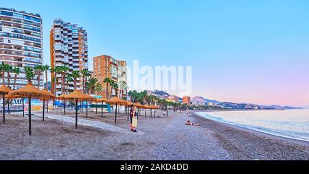 MALAGA, SPANIEN - 26. SEPTEMBER 2019: Panorama vom Strand Malagueta mit Sonnenschirmen und modernes Leben Küsten Nachbarschaft auf Hintergrund, auf Septem Stockfoto