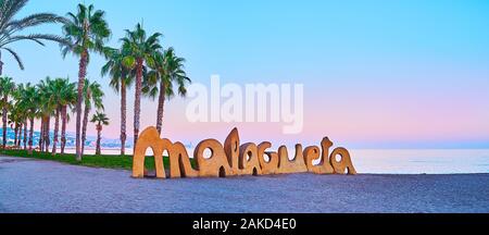 Panorama der Strand Malagueta auf Sonnenuntergang mit hohen Palmen, lila Himmel und schönen Malagueta Zeichen für konkrete, Malaga, Costa del Sol, Spanien Stockfoto