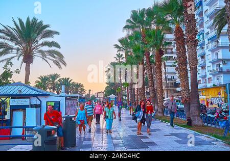 MALAGA, SPANIEN - 26. SEPTEMBER 2019: Die überfüllten Abend Paseo Maritimo Promenade, entlang der Strand Malagueta, am 26. September in Malaga Stockfoto