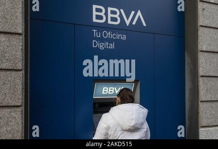 Spanien. 1 Jan, 2020. Ein Kunde ist Geld aus einem Geldautomaten ein die Spanische multinationale BBVA Bank in Spanien. Credit: Budrul Chukrut/SOPA Images/ZUMA Draht/Alamy leben Nachrichten Stockfoto