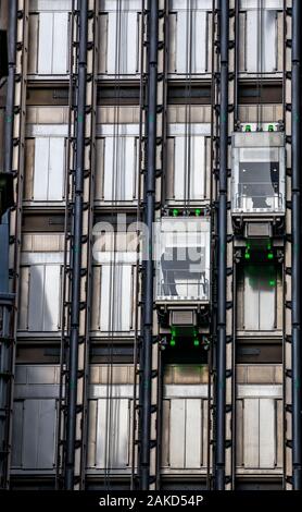 Bankenviertel, Lloyd's of London Gebäude, Aufzüge, Vereinigtes Königreich, Stockfoto