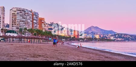 MALAGA, SPANIEN - 26. SEPTEMBER 2019: Die malerischen Sonnenuntergang Strand Malagueta entfernt, im Herzen der Costa del Sol gelegen und bekannt unter den Urlaubern, auf Septe Stockfoto