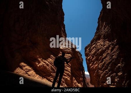 Ein Mann Gitarre zu spielen Anphitheater an des Teufels Schlucht, auf der Salta-Cafayate Straße, Argentinien Stockfoto