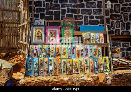 Gorée Island, Senegal - 22. April 2019: Schöne hölzerne adn Keramik bunte Bilder mit typischen senegalesischen Zeichnungen. Es ist eine lokale Kunst in Afrika. Stockfoto