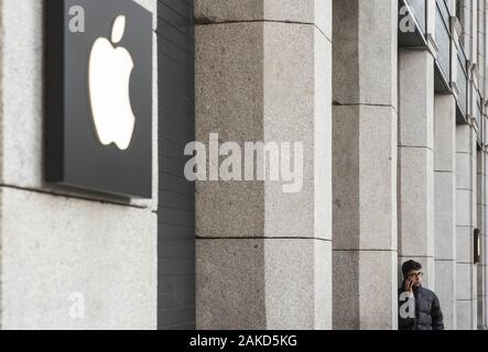 Januar 2, 2020 Spanien: ein Mann, der mit seinem Handy am Eingang der amerikanischen multinationalen Unternehmen Apple Store in Madrid, Spanien. (Bild: © Budrul Chukrut/SOPA Bilder über ZUMA Draht) Stockfoto