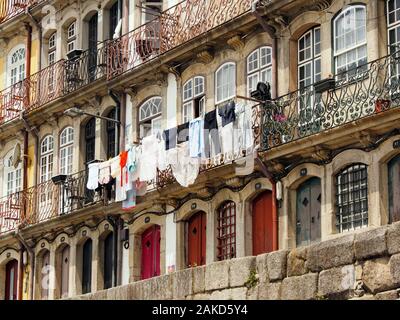 Wäschereiservice zum Trocknen im historischen Teil von Porto im Norden Portugals Stockfoto