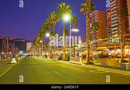 MALAGA, SPANIEN - 26. SEPTEMBER 2019: Muelle Uno Pier ist der beliebte Touristenort für den Abend Zeit, hier beliebten Cafés, Restaurants Stockfoto