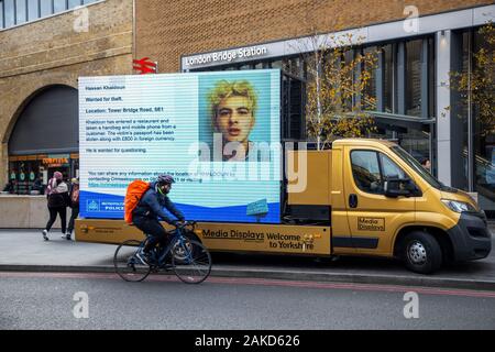 Mobile Video Wall, die Londoner U-Bahn Polizei ist auf der Suche nach verschiedene kriminelle Personen, durch digitale Profil, London Bridge, London, United Ki Stockfoto