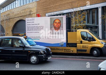 Mobile Video Wall, die Londoner U-Bahn Polizei ist auf der Suche nach verschiedene kriminelle Personen, durch digitale Profil, London Bridge, London, United Ki Stockfoto