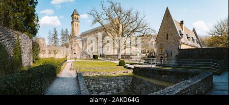 Schönen Blick auf berühmte Abbaye Notre-Dame d'Orval, ein Zisterzienserkloster in 1132 gegründet, Gaume region, Belgien Stockfoto