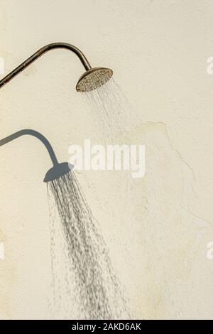 Dusche im Freien mit verchromter Duschkopf. Stockfoto