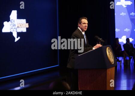 New York, New York, USA. 8 Jan, 2020. Der Gouverneur von New York, Andrew Cuomo liefert die 2020 Zustand des Staates Adresse an der New York State Capitol am Januar 8, 2020 in Albany, New York. Quelle: MPI 43/Media Punch/Alamy leben Nachrichten Stockfoto