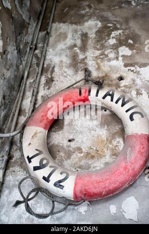 Leben Boje an der Wand aufhängen, mit dem Wort "Titanic" Stockfoto
