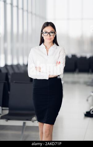 Aktiver Lebensstil gemischter ethnischer Herkunft Karriere Business woman walking Ort Büro zu arbeiten. Stockfoto