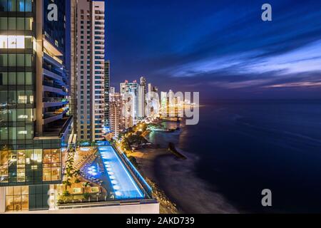 Cartagena de Indias, Kolumbien die Skyline in der Dämmerung. Stockfoto
