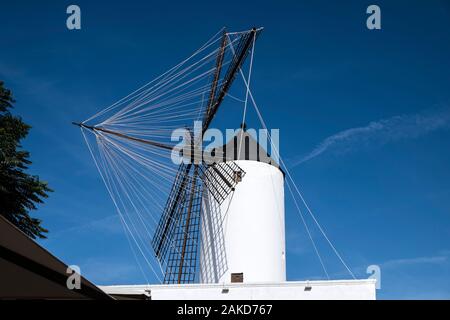 Eine traditionelle Spanische Windmühle in Ciutadella, Menorca Stockfoto