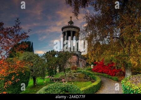 Beispiel von alten schottischen Ayrshire Gärten im Herbst Winter am Ende des Tages mit einigen winter Herbst Farben noch auf die Büsche und Bäume. Stockfoto