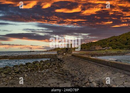 Dunure robuste Meer Verteidigung auf den alten Hafen auf der südlichen Küste Ayrshires antike in Schottland. Stockfoto