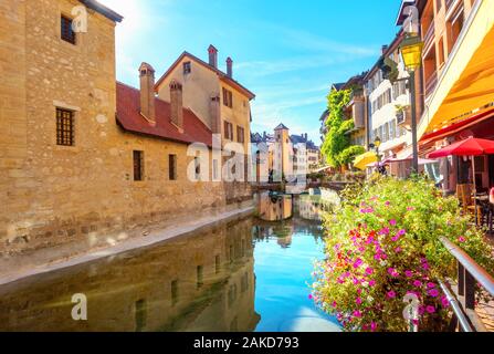 Blick auf den Kanal du Thiou in der historischen Altstadt von Annecy. Französische Alpen, Frankreich Stockfoto